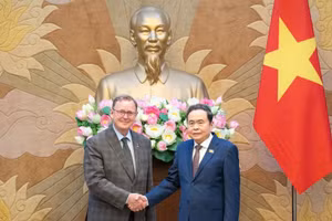 Le président de l’AN Tran Thanh Man (à droite), et le vice-président du Bundestag allemand, Bodo Ramelow.