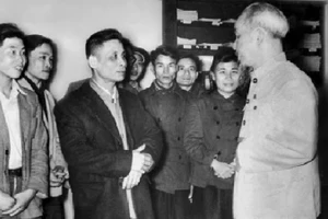 Le Président Hô Chi Minh rend visite et adresse ses vœux du Nouvel An aux cadres et journalistes du Journal Nhân Dân en 1957.
