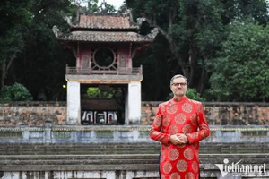 L’ambassadeur Olivier Brochet visant le Temple de la Littérature, à Hanoi. Photo : Vietnamnet.