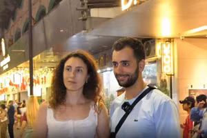Ce couple espagnol considère le marché nocturne comme une expérience incontournable à Hanoï. Photo : baoquocte.