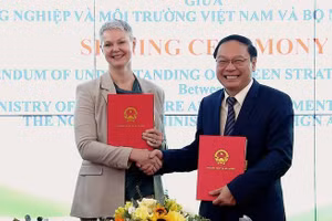 Le vice-ministre vietnamien Le Cong Thanh et l'ambassadrice de Norvège au Vietnam, Hilde Solbakken, lors de la cérémonie de signature. Photo : VGP.