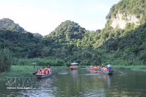 Des visiteurs découvrent le parc ornithologique de Thung Nham, dans le quartier de Nam Hoa Lu, province de Ninh Binh. Photo : VNA.