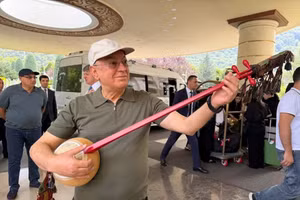 Le ministre azerbaïdjanais Kamaladdin Heydarov séduit par le đàn tính du Vietnam. Photo : Vietnamnet.
