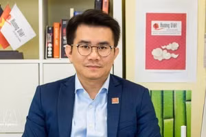 Pham Khanh Nam, rédacteur en chef du magazine Huong Viet. Photo : VNA.