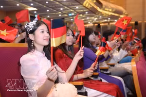 Jeunes Vietnamiens de l'étranger participant à la cérémonie d'ouverture du Camp d'été du Vietnam 2026. Photo : VNA.