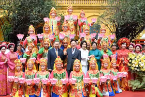 Le secrétaire général et président To Lam et son épouse Ngo Phương Ly, ainsi que le président sud-coréen Lee Jae Myung et son épouse Kim Hye Kyung, posent aux côtés des artistes du programme.