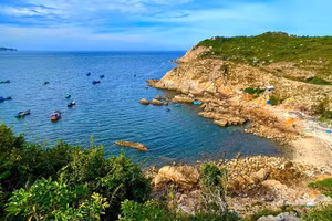 La baie bleue au pied de la colline. Photo : suckhoedoisong.