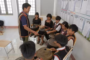 L'Artisan émérite A Thu dispense un cours consacré aux gongs aux élèves du collège Dang Thuy Tram, dans la commune de Kon Dao, province de Quang Ngai. Photo : baotintuc.