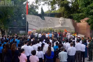 [Photos] Hô Chi Minh-Ville rend hommage aux héros et martyrs au parc Le Thi Rieng
