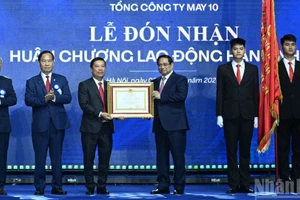 Le Premier ministre Pham Minh Chinh remet l’Ordre du Travail de première classe à la compagnie générale May 10.