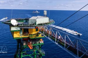 Sur les plateformes DK1, la vie des soldats au rythme des vagues