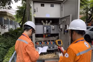 Des ouvriers d’EVNHANOI inspectent le réseau électrique. Photo : VNA.