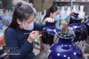 Techniques de façonnage exceptionnelles sur les céramiques de Bat Trang, témoignant du talent des artisans. Photo : VNA.
