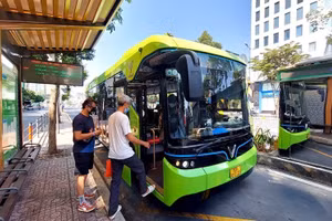 Dans le domaine du transport public de passagers, la transition vers des véhicules électriques s’accélère. Photo : Vneconomy.