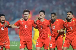 Do Duy Manh (centre) célèbre avec ses coéquipiers après avoir marqué le premier but à la 6e minute. Photo : VNA.