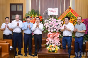 Pham Quang Ngoc, membre du Comité central du Parti et secrétaire du Comité provincial du Parti de Hung Yen, s’est rendu au journal Nhân Dân pour lui présenter ses félicitations.