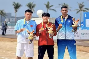 Pham Van Nghia (centre) remporte une deuxième médaille d'or pour le Vietnam en saut en longueur aux Jeux asiatiques de plage 2026. Photo : baolaodong.
