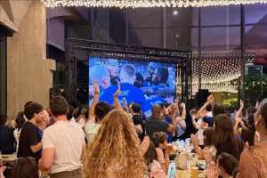 Les supporters français applaudissent et célèbrent la victoire 3-0 de l'équipe de France face à la Suède, synonyme de qualification pour les quarts de finale de la Coupe du monde 2026. Photo : VNA.