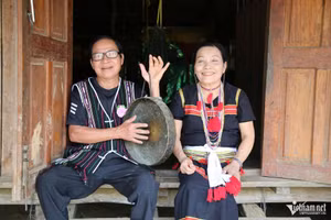 Depuis plus de vingt ans, Ho Van Minh et Ho Thi Ha transmettent avec passion les danses au son des gongs et le savoir-faire de la confection des costumes traditionnels. Photo : Vietnamnet.