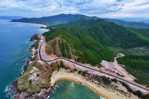 La route du col Lo Dieu, un ruban d'asphalte spectaculaire entre montagne et mer