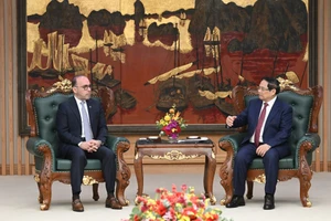 Le Premier ministre Pham Minh Chinh reçoit l'ambassadeur du Qatar au Vietnam. 