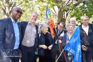 Mme Tran To Nga et des soutiens à son action en justice contre les entreprises chimiques américaines. Photo : VNA.