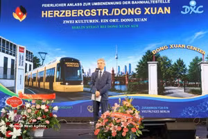 L’ambassadeur du Vietnam en Allemagne, Nguyen Dac Thanh, s'exprime lors de la cérémonie. Photo : VNA.