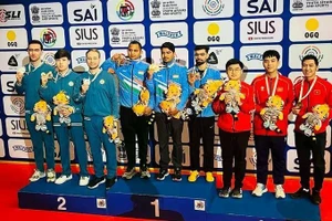 Le tireur Pham Quang Huy et ses coéquipiers ont remporté la médaille de bronze pour l'équipe vietnamienne de tir. Photo : SGGP.