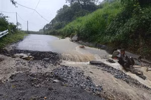 Glissement de terrain au km 44+600 de la route provinciale 132, dans la section traversant le village de Pa Vay Su, commune frontalière de Si Lo Lau, province de Lai Chau (au Nord). Photo : VNA.