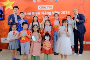 Les dix finalistes lors de l’épreuve finale du concours. Photo : baoquocte.