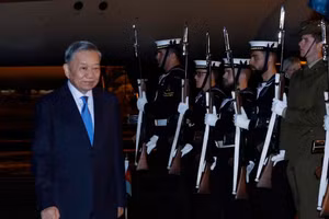 Le secrétaire général du PCV et président de la République To Lam arrive à l’aéroport international Kingsford Smith de Sydney, entamant une visite d’État en Australie du 9 au 12 août. Photo : VNA.