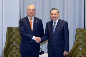 Le secrétaire général du PCV et président de la République To Lam (à droite) et Nicolas Moore, envoyé spécial du gouvernement australien pour l’Asie du Sud-Est. Photo : VNA.