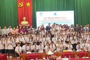 Représentants et élèves posent lors de la cérémonie de remise du LabelFrancÉducation, à Can Tho, le 11 mars. Photo : VNA.