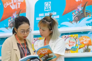 Présentation de la série de livres intitulée Chào Tiêng Viêt (Bonjour la langue vietnamienne) de l’auteure Nguyen Thuy Anh, à Fukuoka (Japon). Photo : VNA.
