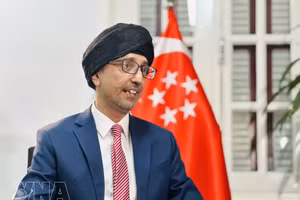 L’ambassadeur de Singapour au Vietnam, Rajpal Singh, s’entretient avec la presse à la veille de la visite d’État à Singapour du secrétaire général et président vietnamien To Lam. Photo : VNA.
