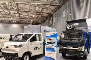 Le Vietnam prolonge officiellement l’application d’un taux de 0 % pour les frais d’immatriculation des voitures électriques à batterie, et ce jusqu’au 31 décembre 2030. Photo : VNA.