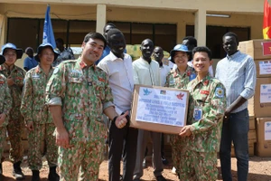 Des jeunes soldats de l’hôpital de campagne de niveau 2 no 7 fournissant des matériels et des équipements à l’hôpital général de Bentiu.