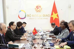 Entretien entre le ministre des AE Le Hoai Trung et la secrétaire générale de la Francophonie Louise Mushikiwabo. Photo : VNA.