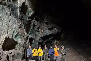 Les explorateurs rejoignent la zone où la nouvelle grotte a été découverte dans la réserve naturelle de Bac Huong Hoa. Photo : Conseil de gestion de la forêt à usage spécial de Nam Quang Tri.