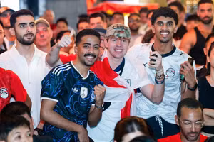 L’engouement suscité par la Coupe du monde a ainsi attiré des foules de plusieurs dizaines, voire de plusieurs centaines de personnes, massées devant les établissements pour assister à la retransmission. Photo : Vnexpress.