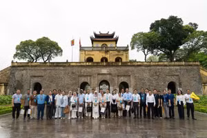 Des délégués de la Conférence des dirigeants des villes de l’ASEAN 2026, visitent la Cité impériale de Thang Long à Hanoï. Photo : chinhphu.
