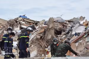 Des secouristes vietnamiens recherchent des victimes piégées sous les décombres au Venezuela. Photo : VNA.