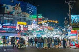 Le marché nocturne de Phu Quoc fortement fréquenté par les touristes internationaux avant sa fermeture