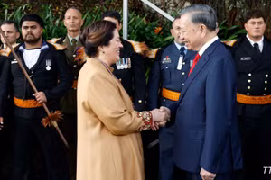 La Gouverneure générale Dame Cindy Kiro accueille le secrétaire général du PCV et président vietnamien To Lam. Photo : VNA.