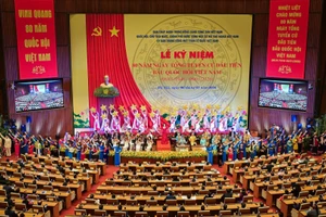 Spectacle artistique en l’honneur du 80e anniversaire des premières élections législatives vietnamiennes.