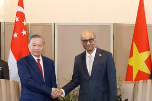 Le secrétaire général du PCV et président de la République, To Lam (à gauche), et le président de Singapour, Tharman Shanmugaratnam.