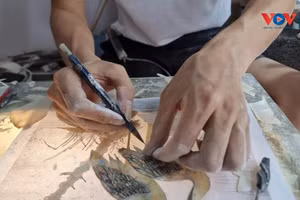 Chaque étape requiert patience et précision. Photo : VOV.