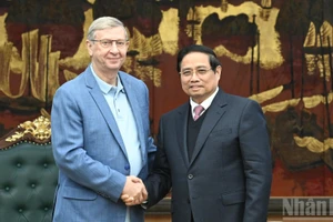Le Premier ministre Pham Minh Chinh (à droite) et Vladimir Petrovich Evtouchenkov, fondateur d'AFK Sistema.