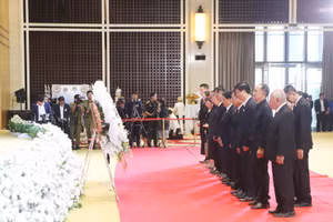 L'Association générale des Vietnamiens du Laos et l'Association des Vietnamiens de Vientiane ont déposé des gerbes et observé une minute de silence en mémoire de Xaysomphone Phomvihane, ancien président de l'Assemblée nationale lao. Photo : VNA.
