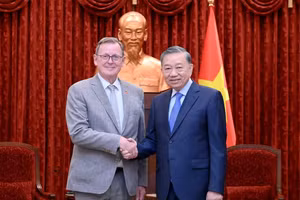 Le secrétaire général du PCV et président vietnamien To Lam (à droite) et le vice-président du Bundestag allemand Bodo Ramelow.